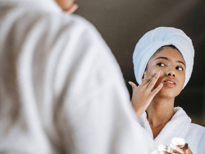Los especialistas recomiendan aplicar el ácido hialurónico sobre la piel ligeramente húmeda y sellarlo con una crema.