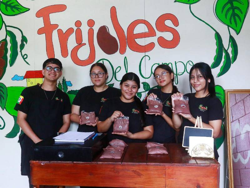 Con presentaciones de frijoles con chorizo, jalapeño y tradicionales, tanto licuados como enteros, este emprendimiento busca innovar uno de los alimentos más representativos de la cocina hondureña. El sabor con chorizo es el favorito de los consumidores.