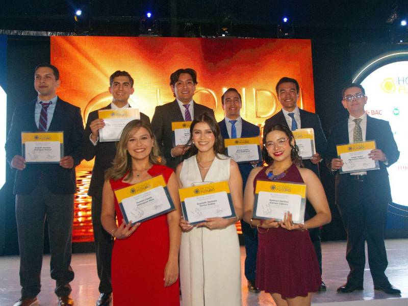 Grupo de jóvenes que fueron seleccionados para realizar estudios de posgrado en prestigiosas universidades alrededor del mundo.