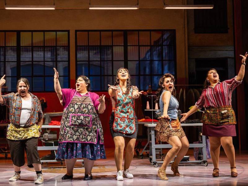 La obra está basada en la película de 2002 del mismo nombre y en su guion, de Josefina López, ‘Real Women Have Curves’.