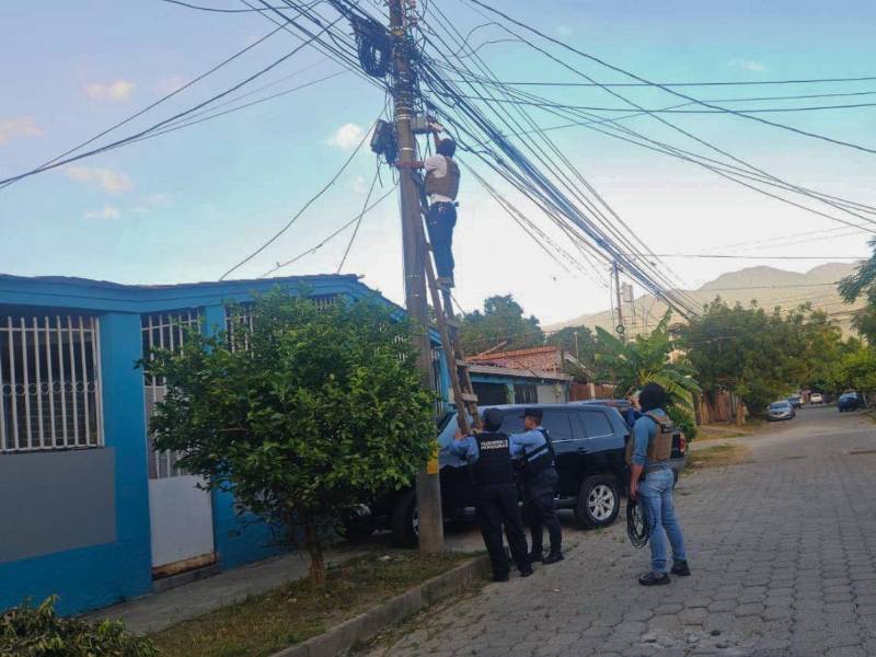Las autoridades señalaron que los dispositivos se colocaron en lugares clave para vigilar el movimiento de patrullas policiales.