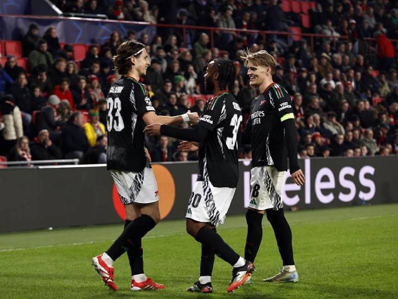 Arsenal no tuvo piedad al recetar una goleada al PSV en Champions League.