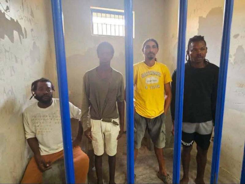 Los capturados fueron identificados como Deinor Osmany Mejía Arzú, Irbin René López Cortés, Carlos Enrique Fernández Guzmán, Onil Riboberto Hernández Zelaya y Sara Abigail Acosta Acosta.