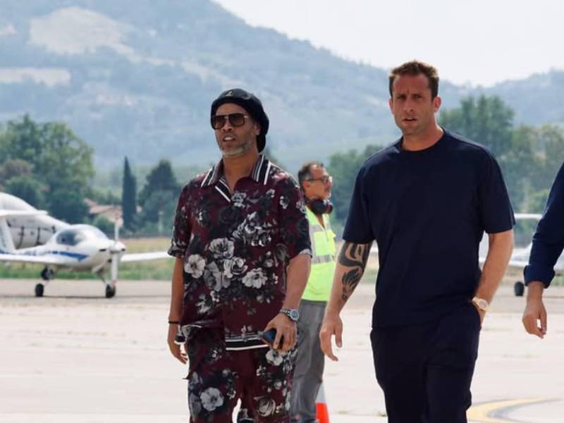 Ronaldinho Gaúcho ha vuelto a sacudir al mundo del fútbol. A sus 46 años, el legendario exjugador brasileño decidió dejar atrás el retiro y volver a vincularse con el fútbol.