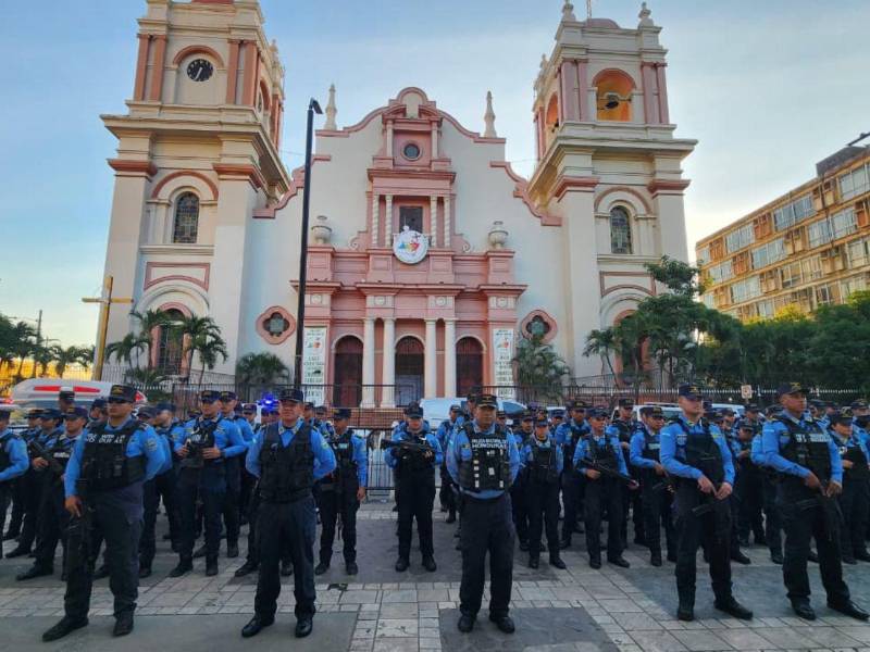 Más de 200 miembros de la Policía Nacional de la Región Norte participaron en la eucaristía en la Catedral San Pedro Apóstol para rendir homenaje a la Santísima Virgen del Carmen.