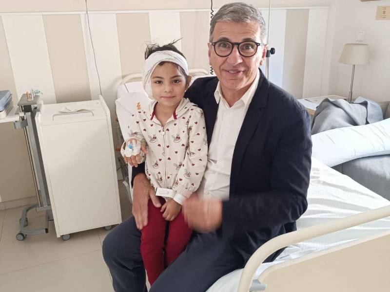 Mía Isabella comparte con el equipo médico del hospital en Barcelona, España, donde le practicaron la cirugía para su implante coclear.