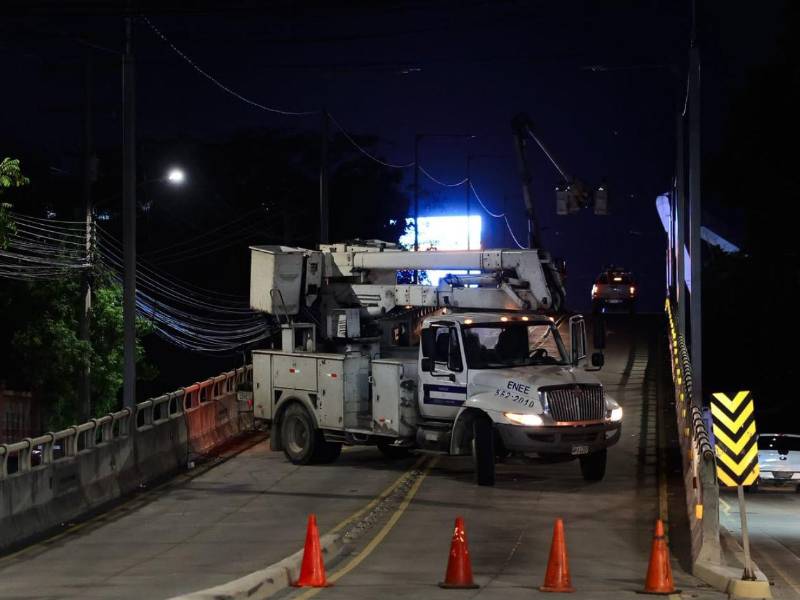 Las luminarias de alumbrado público ya funcionan en varios puentes de San Pedro Sula, como parte del plan de recuperación de la red de iluminación en las principales vías de la ciudad.