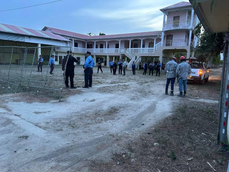 El antiguo hotel Family, ubicado en la comunidad de Ilanga, a pocos kilómetros de donde ocurrió la masacre, servirá como centro logístico para los refuerzos policiales que han llegado al sector.