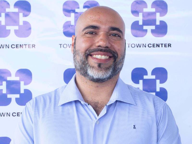 Guillermo Díaz, director comercial de Inversiones Aliadas, destaca la arquitectura moderna e innovadora de Town Center.