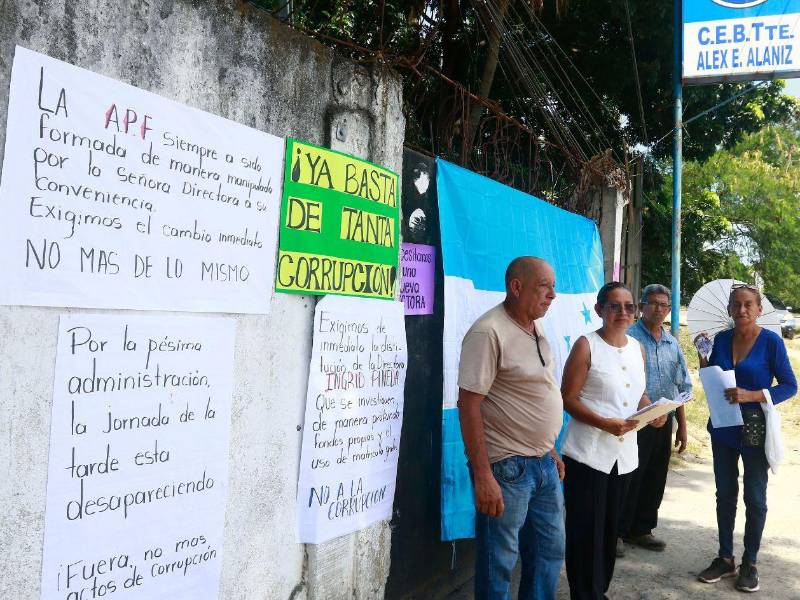 Los manifestantes también cuestionan las condiciones de infraestructura y mantenimiento de la Escuela Alex Edgardo Alaniz Lagos.
