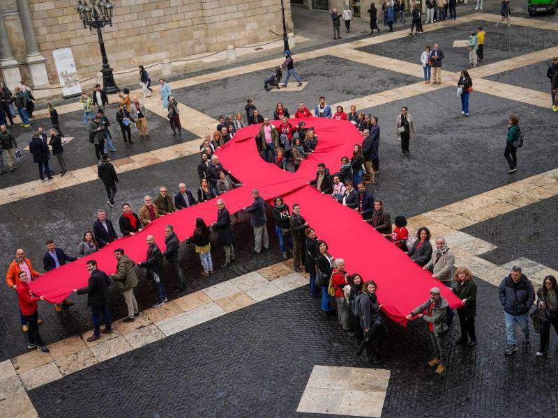 Imagen de archivo de un lazo memorial del Sida desplegado en Barcelona.