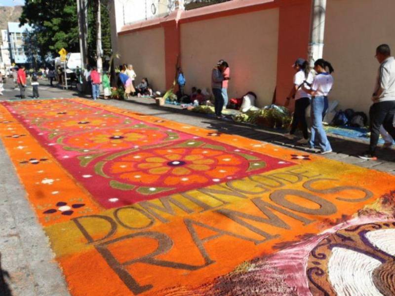 La alfombra que se instalará en la avenida Cervantes tendrá 14 colores y requerirá alrededor de 1,200 quintales de aserrín.
