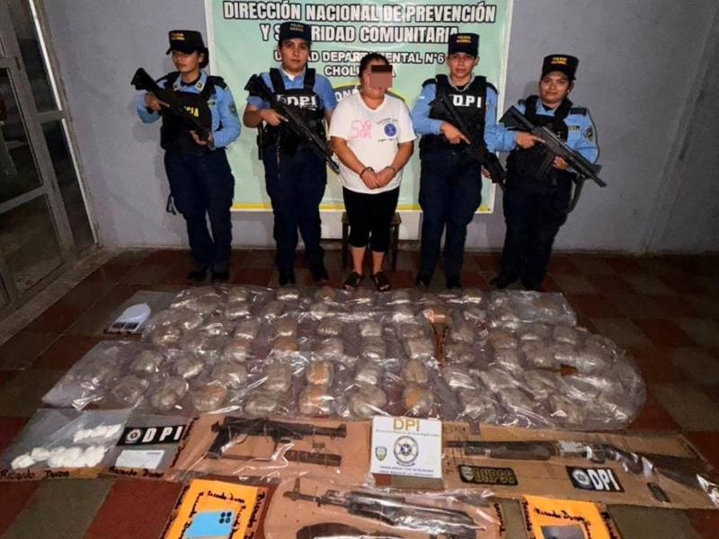Drogas y armas decomisadas en el allanamiento.