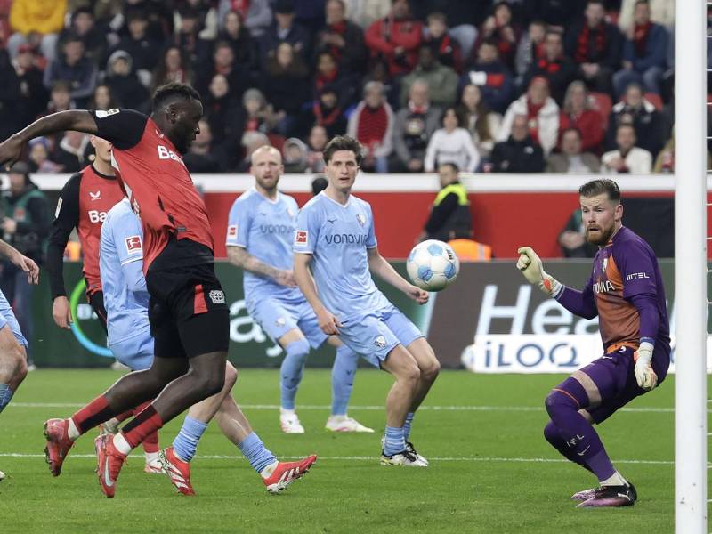 Victor Boniface al momento de marcar el 2-1 del Bayer Leverkusen.