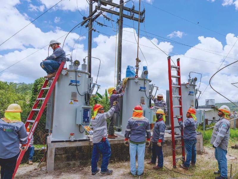 Empleados de la Empresa Nacional de Energía Eléctrica (ENEE), realizando labores
