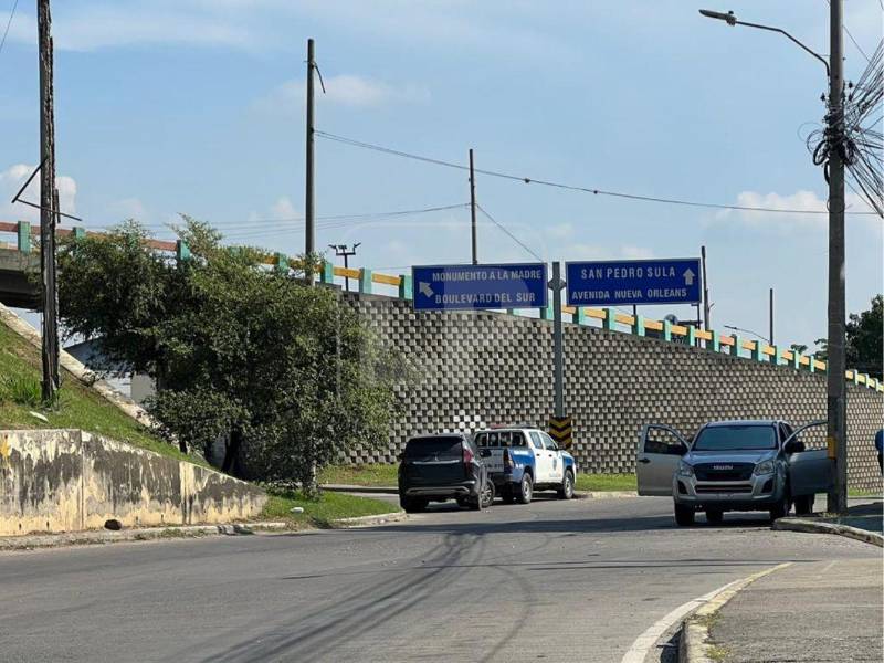 La Policía en el sitio donde fue hallado el cuerpo sin vida.