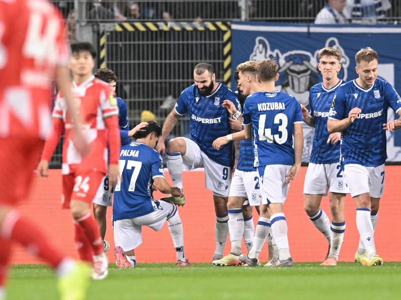 El festejo que hicieron Luis Palma y Mikael Ishak tras el gol del Lech Poznán.