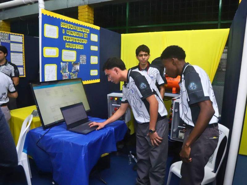 Los jóvenes están presentando 60 proyectos tecnológicos.