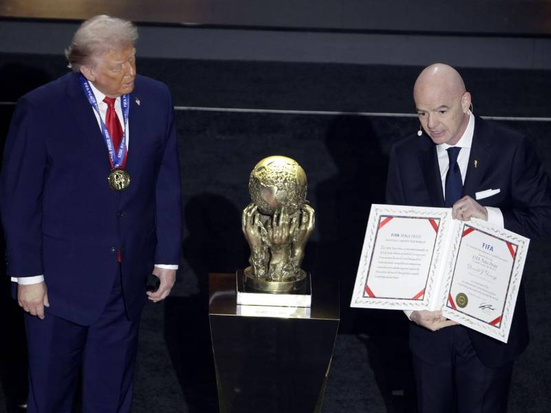 El presidente de la FIFA, Gianni Infantino, entregó el premio a Donald Trump.