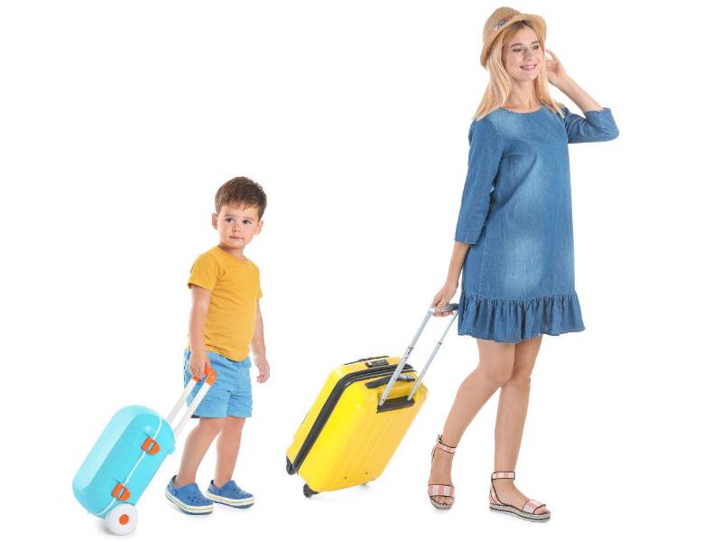 Buscan que padres ausentes ya no puedan bloquear pasaportes ni viajes de menores