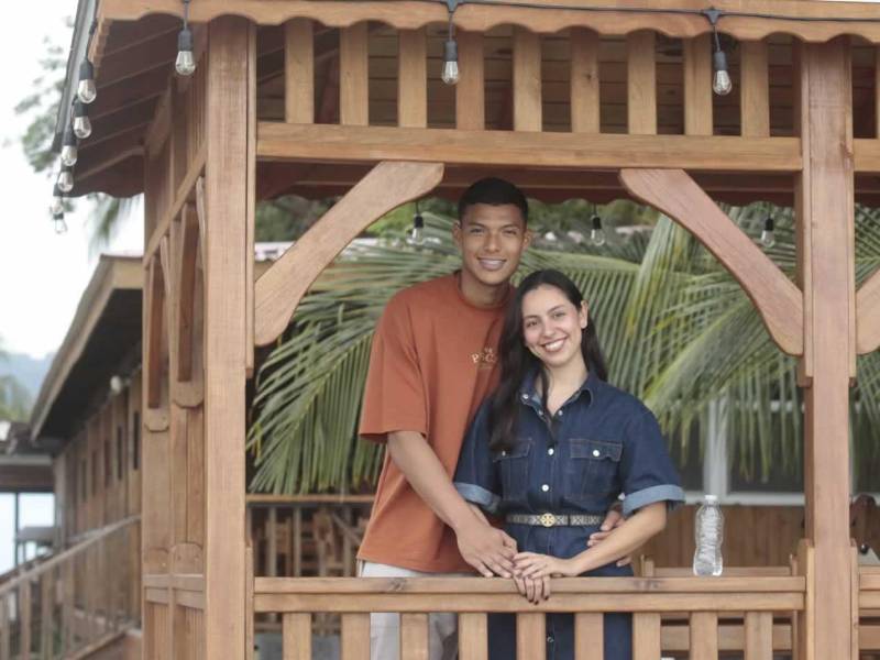 Onán Rodríguez posando con su novia durante la entrevista.