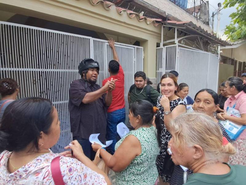 Vecinos del barrio Cabañas, en San Pedro Sula, acudieron el 16 de febrero de 2026 a una vivienda particular tras una convocatoria viral que prometía el supuesto regreso del Bono 10,000, desmentido previamente por LA PRENSA Verifica.