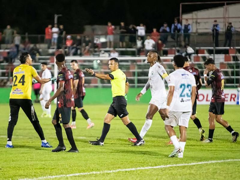 El árbitro Nelson Salgado revisó en la pantalla del FVS y anuló un gol del Platense ante CD Choloma.
