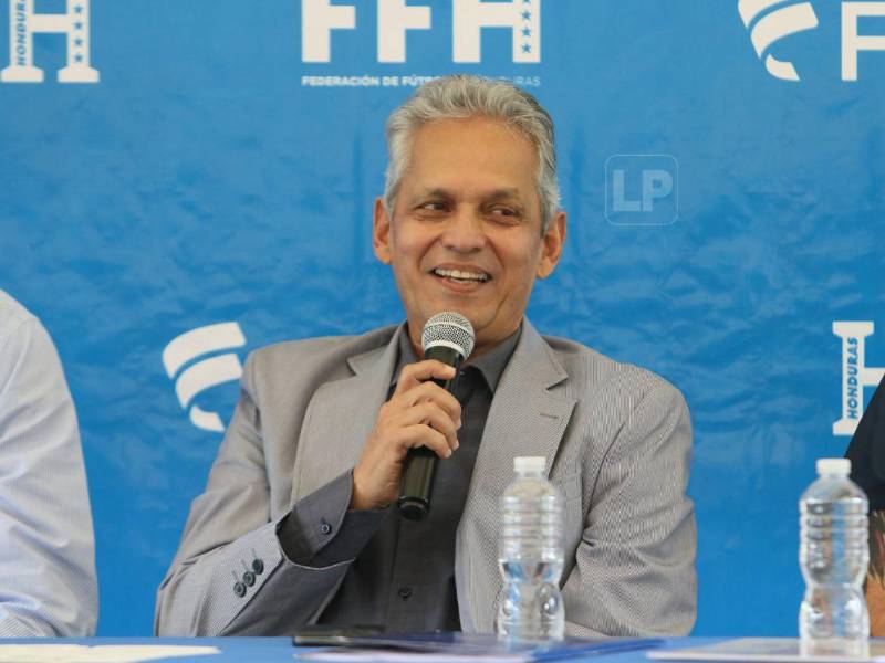 Reinaldo Rueda en conferencia de prensa.