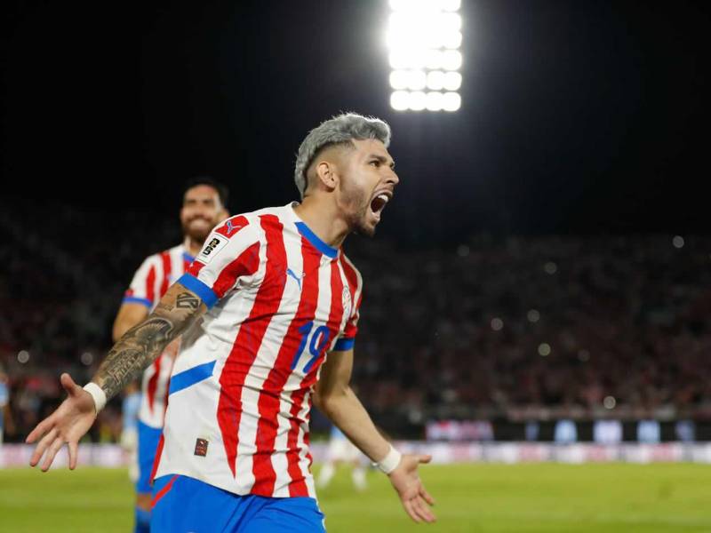 Julio Enciso, gritando su gol que selló la victoria de Paraguay.