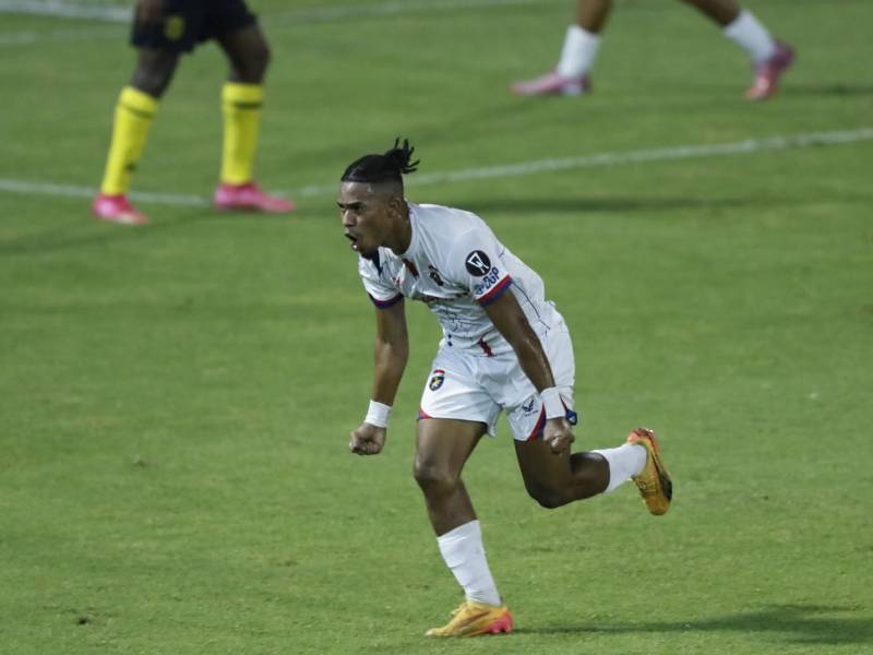Ovidio López gritando su gol que le dio el triunfo al Plaza Amador.