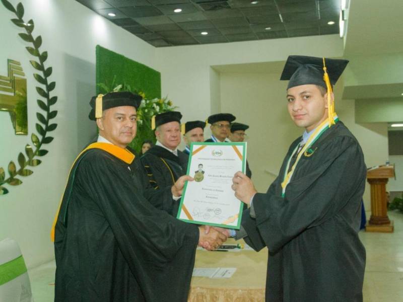 Aldo Miranda Esquivel obtuvo la Licenciatura en Turismo en la Universidad Tecnológica de Honduras (UTH).
