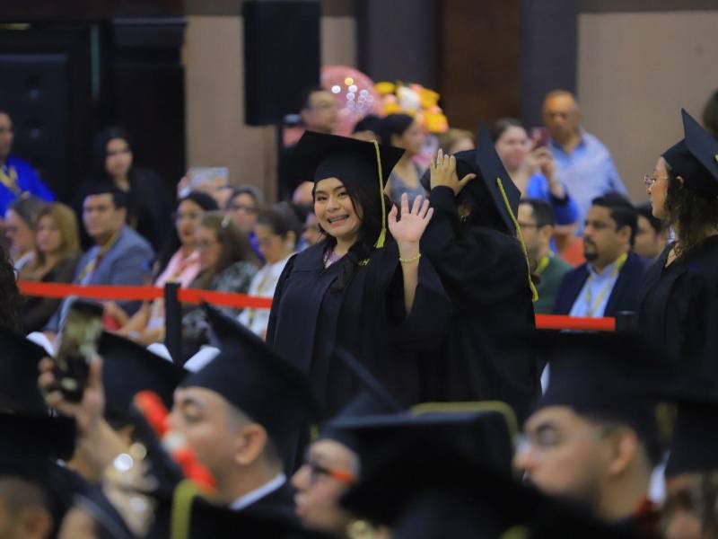 La periodista Eunice Martínez saluda a la cámara. Ella labora en Diario LA PRENSA. Su logro refleja el sacrificio y la satisfacción de quienes celebraron con orgullo la culminación de su formación universitaria.