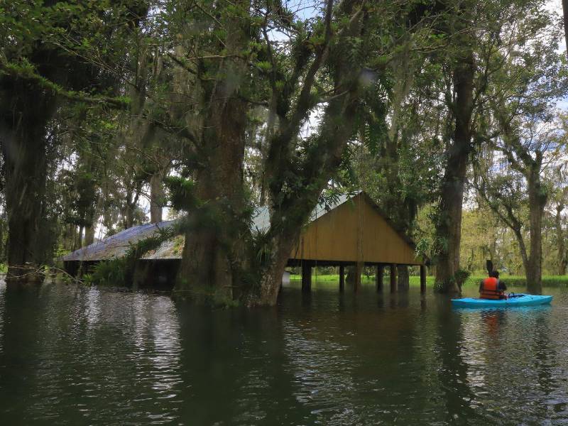 Parte de las instalaciones de un reconocido restaurante quedó bajo el agua, lo que provocó daños materiales y pérdidas económicas. El nivel de inundación en la zona dificulta el desarrollo de algunas actividades.