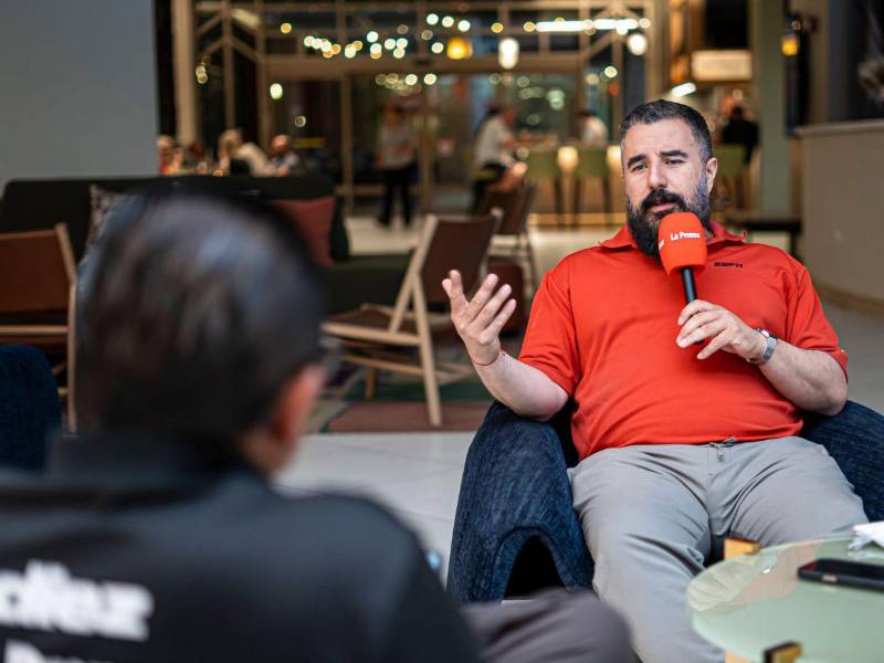 Erlin Varela, periodista de La Prensa, junto a Álvaro Morales, presentador de ESPN.