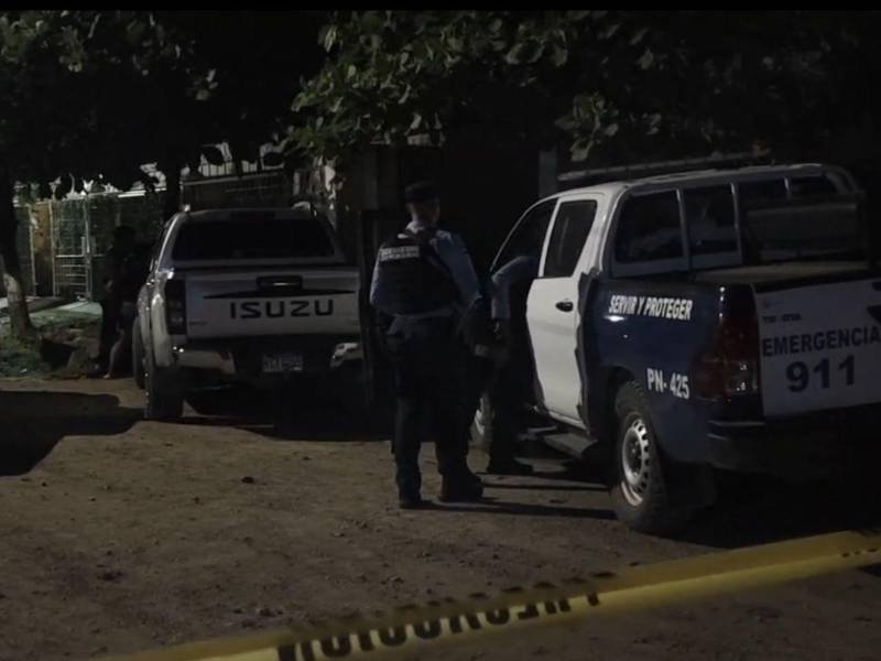 Las autoridades policiales en el lugar del crimen. Captura de pantalla de <a rel=nofollow noopener noreferrer href=https://www.facebook.com/NoticiasDeElProgreso target=_blank>Noticias De El Progreso. </a>