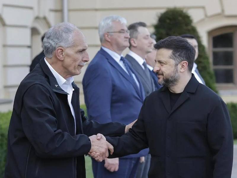 Asfura y Zelenski se saludan a la llegada del mandatario hondureño a Kiev, capital ucraniana.