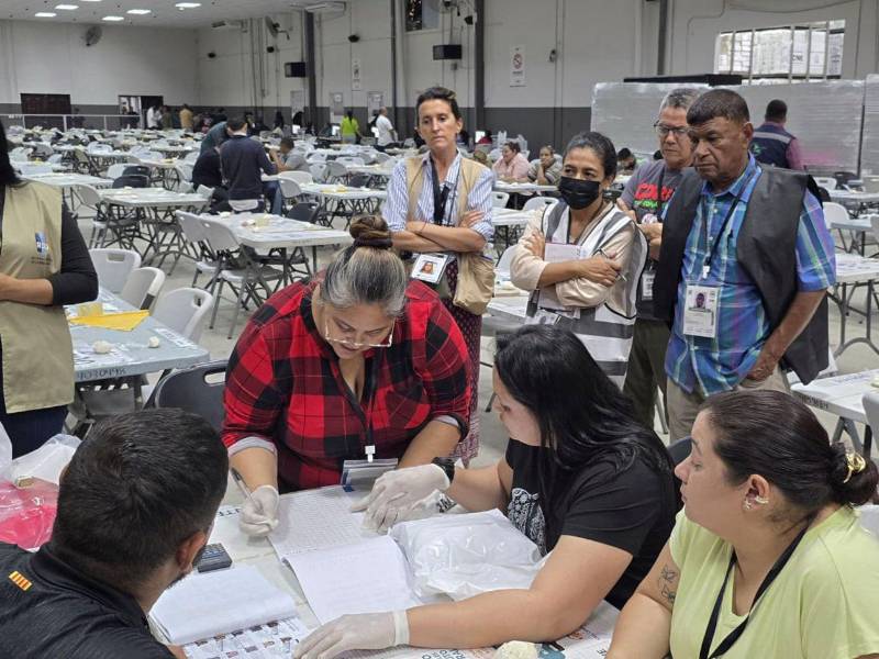El CNE no ha precisado la fecha de finalización del recuento, que se hace en presencia de observadores nacionales e internacionales.