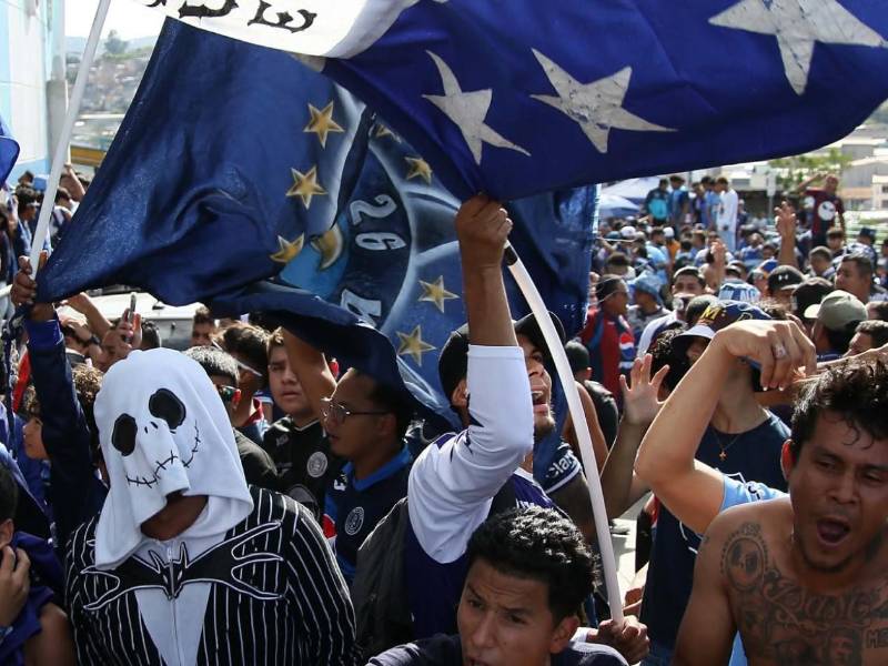 Aficionados del Motagua en los alrededores del estadio Nacional.