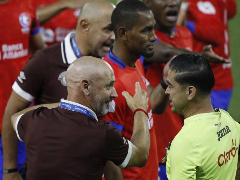 Eduardo Espinel y su staff técnico reclamaron al cuarto árbitro Luis Mejía.