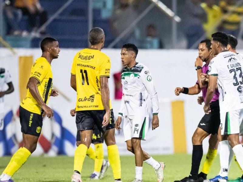 Daniel Aparicio dejó al Real España con diez tras agredir al delantero Ledesma.