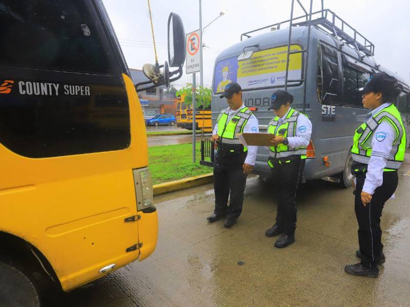 Dos efectivos de las Fuerzas Armadas acompañarán cada unidad para reforzar la vigilancia durante los recorridos.