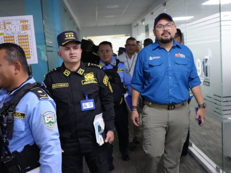El recorrido por las instalaciones del 911 permitió a las autoridades observar el trabajo que realiza el personal operativo y técnico, encargado de coordinar la respuesta a las emergencias las 24 horas del día.