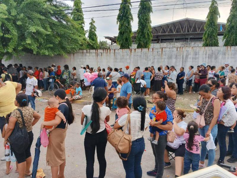 Entrega del bono a las familias vulnerables.