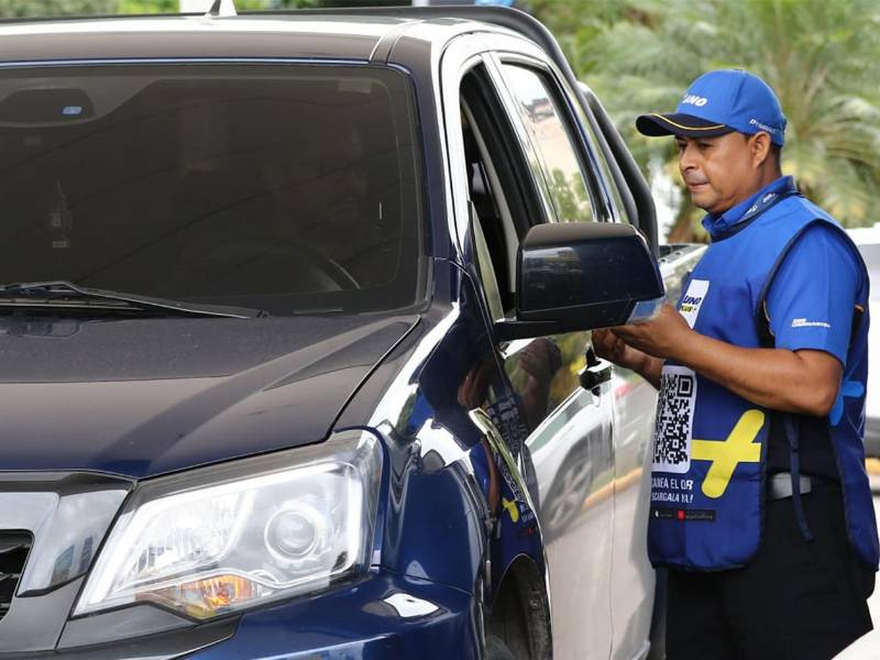 Los clientes que realicen sus compras de combustible en estaciones de servicio UNO participantes podrán acumular oportunidades para el sorteo de los cuatro vehículos, presentando el código QR de su aplicación UNO Plus al momento de pagar.