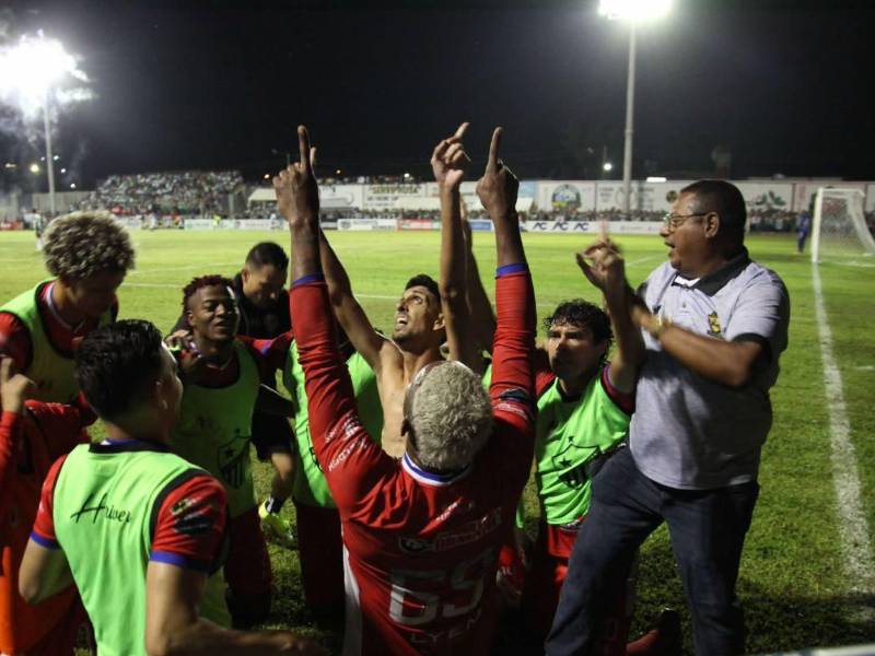 Jugadores de la Estrella Roja celebrando uno de los goles.