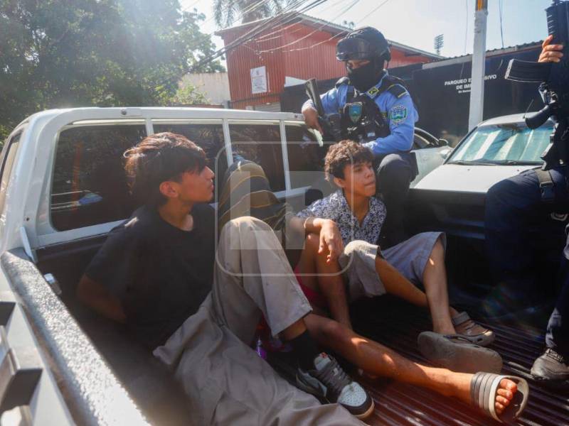 Los detenidos cuando eran trasladados a San Pedro Sula.
