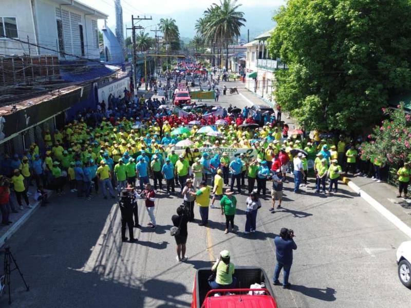 Bajo un sol ardiente y con el firme propósito de hacer escuchar su voz, más de treinta sindicatos del litoral Atlántico se movilizaron este 1 de mayo en conmemoración del Día del Trabajador.