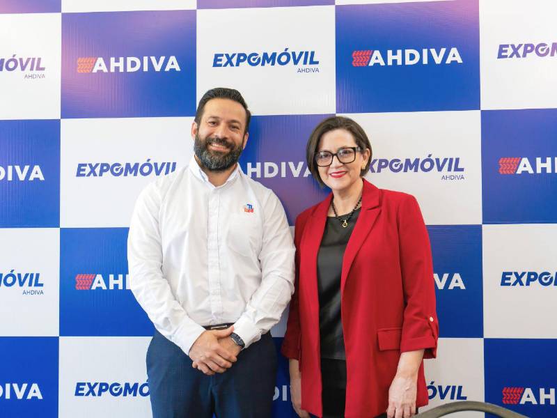 Licenciado Antonio Palacios de Corporación Flores junto a la ingeniera María Eugenia Fernández, directora ejecutiva de la AHDIVA.