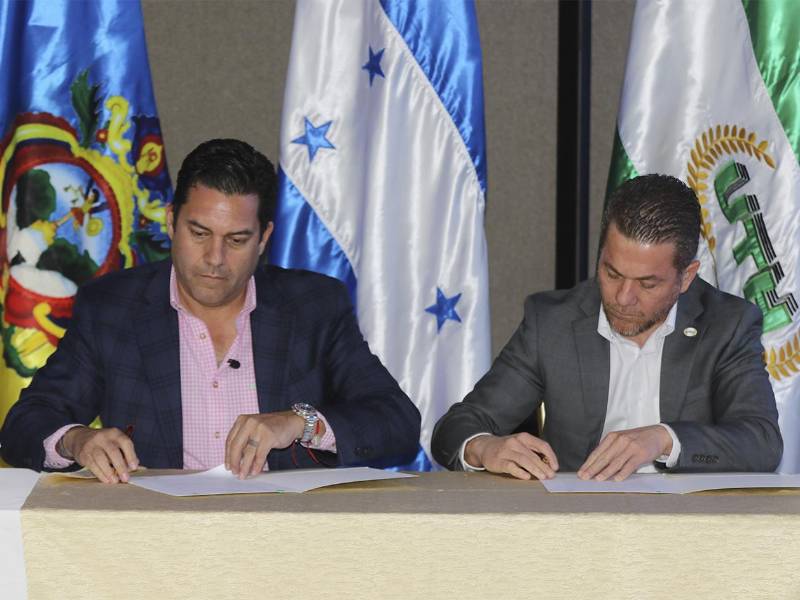 Roger Valladares y Juan Diego Zelaya firman el convenio que impulsa la transformación digital de la capital.