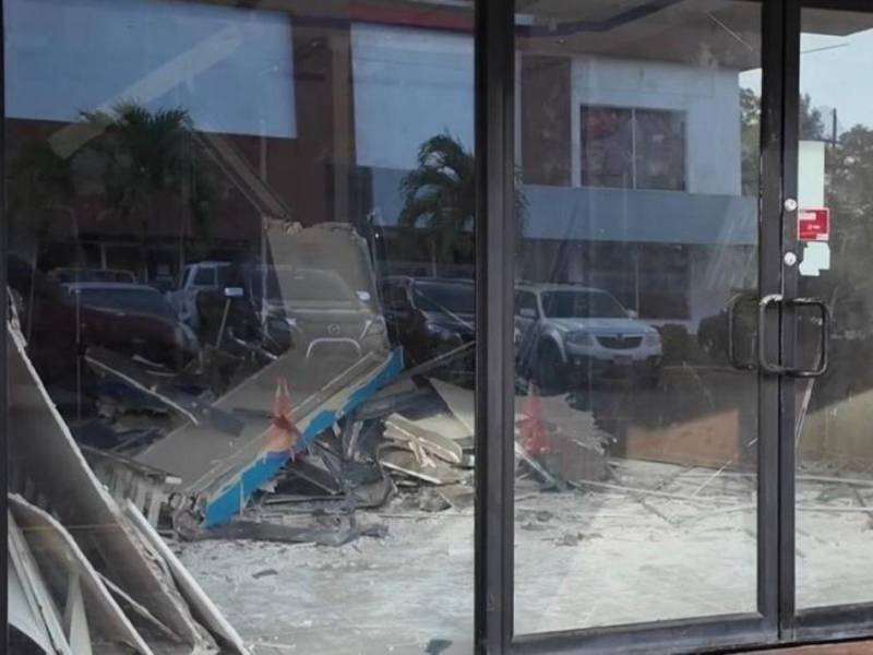 Las oficinas principales de Lanhsa, ubicadas en Plaza Premier de La Ceiba, fueron desmanteladas y cerradas este miércoles debido al cese de operaciones de la aerolínea. Por el momento, las únicas oficinas que continúan funcionando son las de El Naranjal.